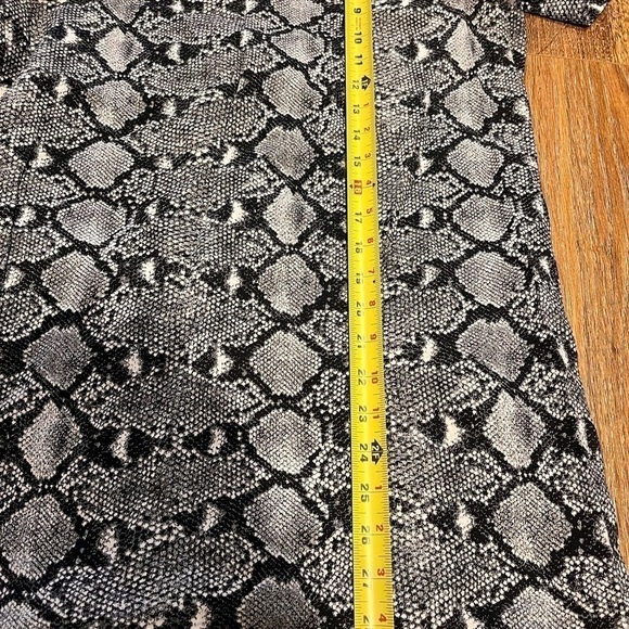 2/40$𝅺SNAKE print Zara  short sleeve tunic size m - Picture 4 of 7